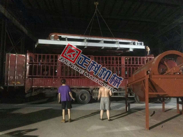 草莓视频官网板带喂料机发货啦！